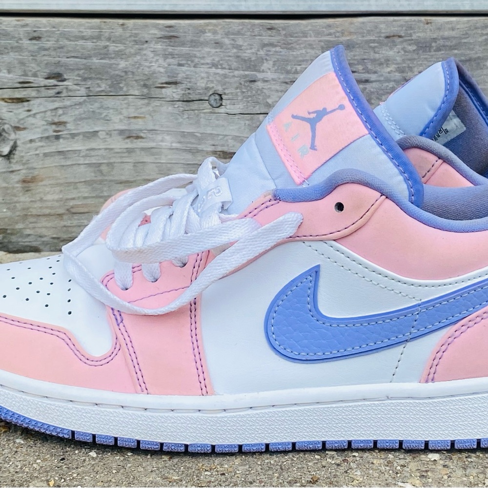 Jordan 1 Low SE
Arctic Punch